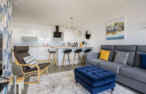 Sun-Soaked- Charming Views Overlooking the Harbour - Photo 4