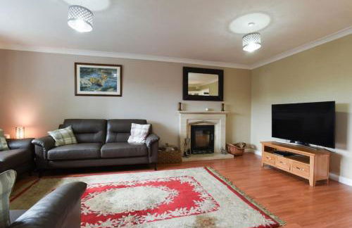 Air Maison - Large Family Home with Pool Table - Photo 10