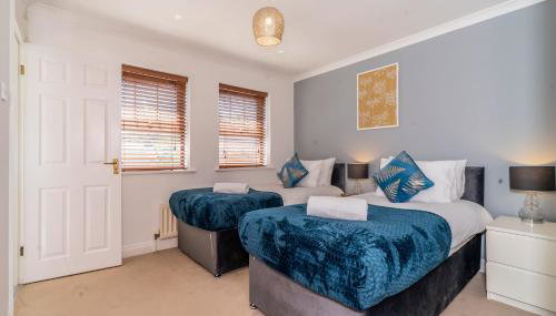 CENTRAL MK- 3Bed, 2 Bath house for LONG TERM CONTRACTOR Stays, free parking for 2 vehicles, DESK & GARDEN space managed by CHIQUE PROPERTIES LTD - Foto 4