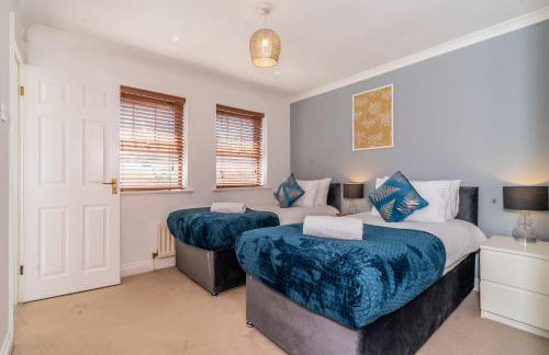 CENTRAL MK- 3Bed, 2 Bath house for LONG TERM CONTRACTOR Stays, free parking for 2 vehicles, DESK & GARDEN space managed by CHIQUE PROPERTIES LTD - Photo 4