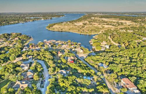 Steps to Lake! Charming Cabin Pool Access and Decks - Foto 38