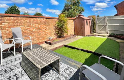 Furzton - Modern Home and Garden, Free Private Parking, TV, Sleeps 6 Guests - Photo 25