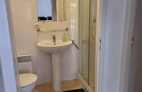 2025 Reno 2-Bed Escape w pool Min to GolfCources - Foto 37