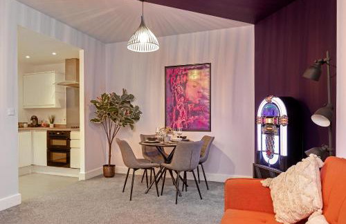 PRIME City Centre Location, THE JUKE BOX SUITE, Secure Gated FREE Parking Space, Unique STYLISH Apartment, AIR CONDITIONING & Two Bathrooms - Photo 8