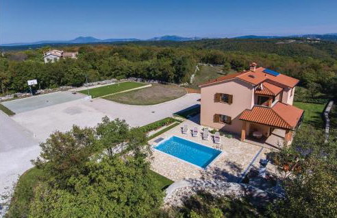 4 Bedroom Beautiful Home In Kunj - Photo 9