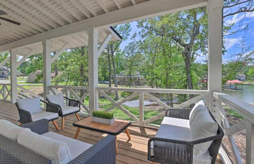 Luxe Lakefront Getaway with Porch and Water View! - Foto 2