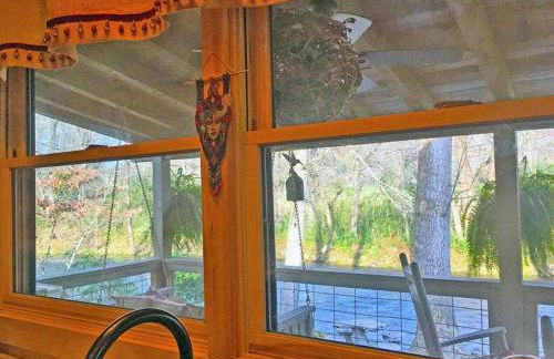 Water's Edge, Covered Porch, Deep Creek as your Backyard Haven, Hot Tub, Pool Table, Fire Pit, Close to Town & Entrance to National Park - Foto 62