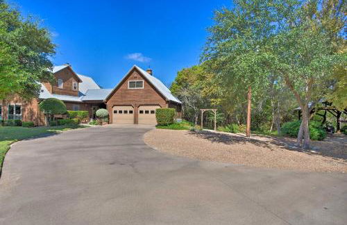 Lake Granbury Getaway! Family Home with Deck and Games - Foto 43