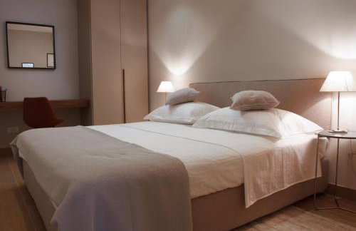 Luxury Poolside Villa - Photo 26