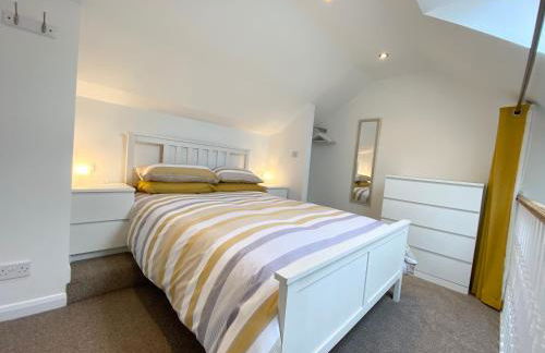 Sunsets In Porthtowan, Beachfront apartment - Photo 8