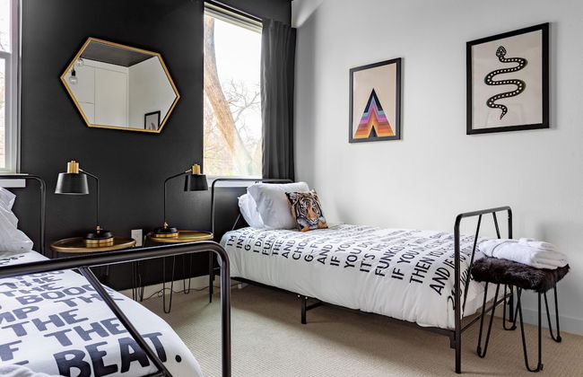 Insta-worthy Two House Corner Compound - Foto 43