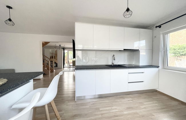 Impeccable 2-bed House in Albești - Foto 13