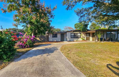 2 Mi to Cocoa Riverfront Park Home with Patio! - Foto 1