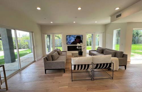 The Arts House - Private and Gated Home in Silver Lake with Pool & Views - Photo 19