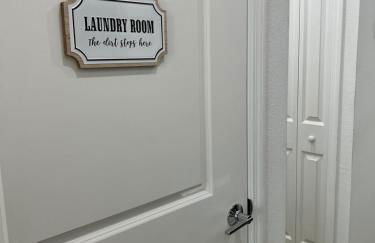 Mother in law suite private entrance washer and dryer in unit - Foto 7