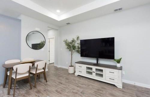 La Querencia on Zinnia w Fast Wifi & Workspace - Photo 6