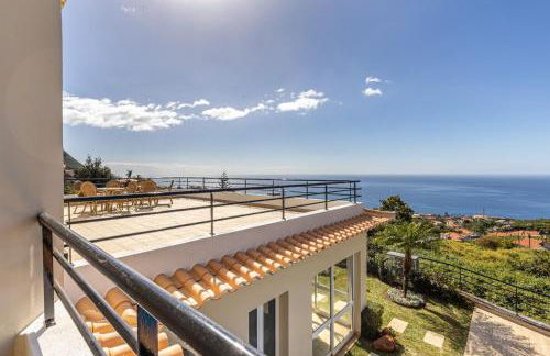 Luxury villa with private heated pool, garden and views of the sea and mountains. - Photo 75