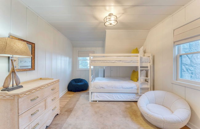 West Shore Lake House by Avantstay Ski Cabin w/ Backyard Sledding Hill! - Photo 31