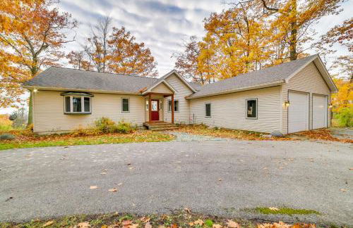 17 Mi to Skiing! Lake-View Michigan Home with Deck - Foto 32