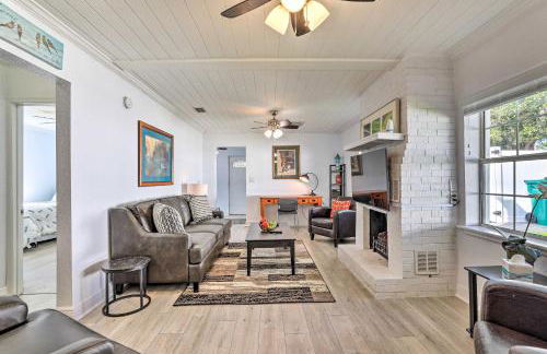 Chic Home with Fire Pit and Patio, Walk to Lake! - Foto 8