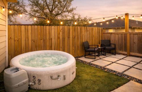 Stylish & Spacious 3BR Gem With Hot tub Near Downtown - Foto 2