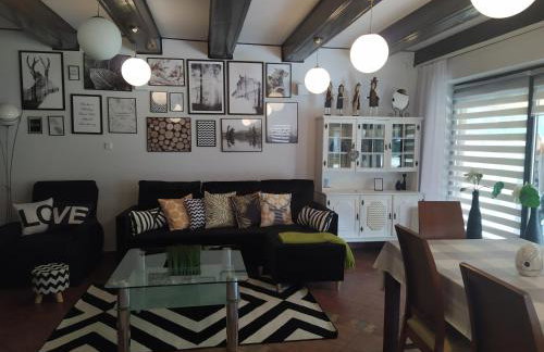 Dom nad stawem przy lesie - Foto 3