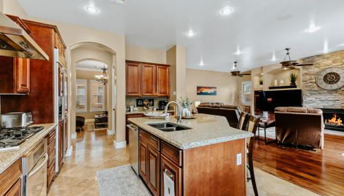 Luxury Retreat with Heated Pool & Hidden Game Room home - Foto 5