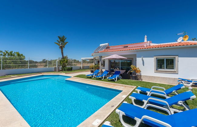 Maria in Albufeira With 6 Bedrooms and 5 Bathrooms - Photo 1