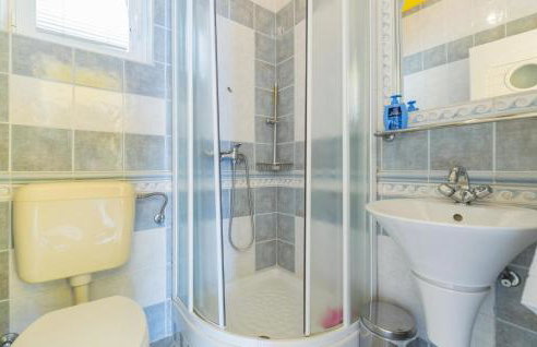 1 Bedroom Nice Apartment In Lukovo - Foto 14
