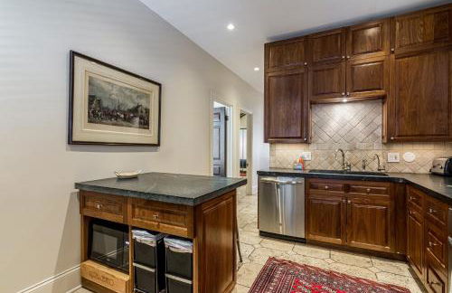 Logan Blvd Luxury! Enjoy the Well-Equipped Kitchen and Prime Location apts - Foto 12