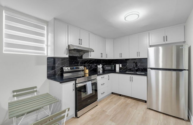 Beautiful House - On A Quiet Street - Photo 23