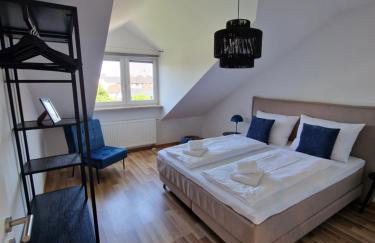 C4S COME4STAY Altötting - 3-Zi Whg I Zentrale Lage I Parkplatz I Balkon I WIFI I SmartTV I 1 Kingsize, 1 Queensize Bett I Office Arbeitsplatz I Wohnbereich mit Couch und Essbereich I voll ausgestattete Küche I Nespresso - Foto 21