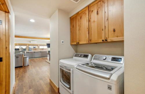 Mountain Retreat with Hot Tub, Game Room and Yard home - Foto 32