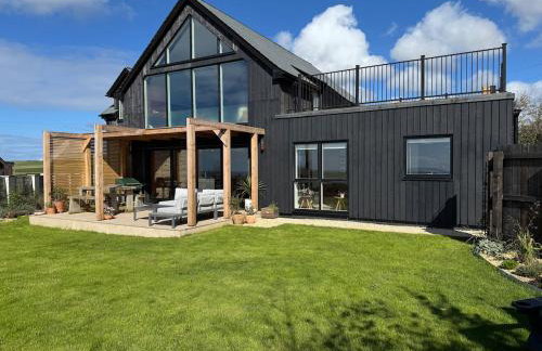 Coastal retreat with hot tub and panoramic views - Foto 1