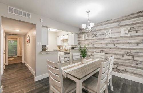 Cozy 2BR Farmhouse Apt - Sleeps 8 - FREE Parking! - Photo 17