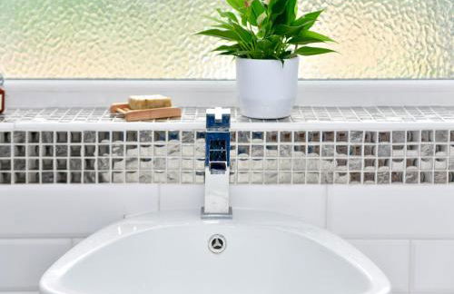 Spacious 4 Bedroom home with Parking Garden - Pass the Keys - Foto 34