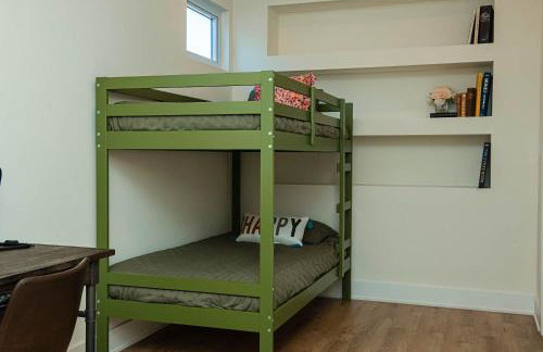 Stylish Getaway with Hot Tub-Near Downtown Indy-Family Friendly - Foto 35