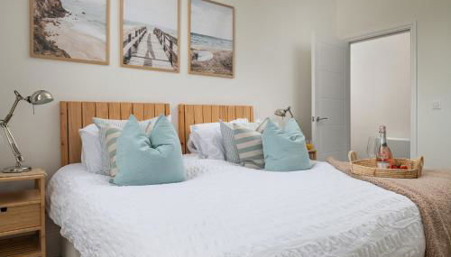 Charming 2 Bedroom Apartment in a Converted Chapel - Free Parking, Smart TV, Fast WiFi and Self-Check-In by Yoko Property - Foto 2