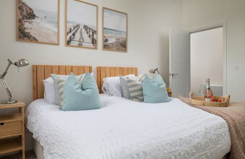 Charming 2 Bedroom Apartment in a Converted Chapel - Free Parking, Smart TV, Fast WiFi and Self-Check-In by Yoko Property - Foto 2