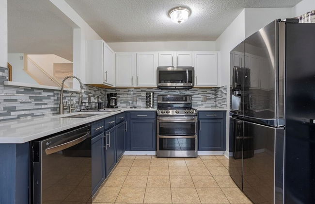 Spacious 4BR Home With Pool in Indianapolis - Foto 29