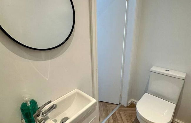 Large Five Bedroom Home with parking - Foto 34