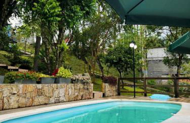 Sítio com piscina, churrasqueira, lareira, fogão à lenha, mesa de sinuca e vista para as montanhas - Foto 29