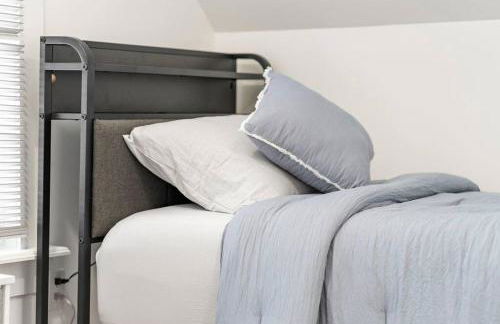 NYC Access 4BR Duplex Sleeps 10, Free Parking - Foto 59