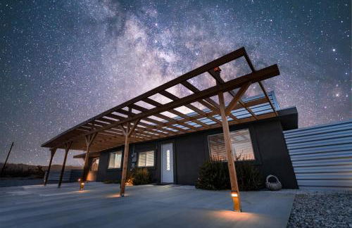 Desert Oasis - Firepit, Stargazing, Kitchen Essentials, 5 Acres, & Joshua Trees - Sleeps 6 Comfortably, 7 with Sofa, 8 Maximum - Foto 1