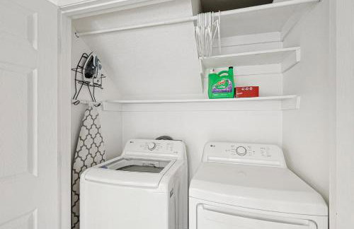 5BR w Backyard Paradise Pool Cinema Games - Foto 38