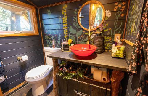 Luxurious European Chalet in the Forest with Riverview - Foto 10