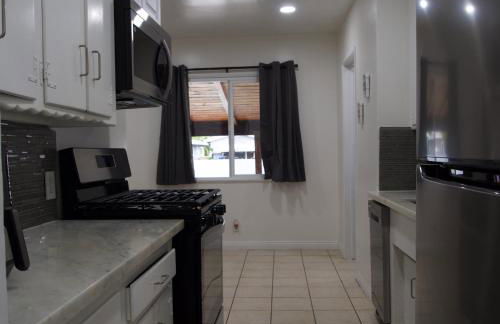 Cozy 3BR Home With Pool, Yard, Garage, and 80 inch TV! - Foto 21