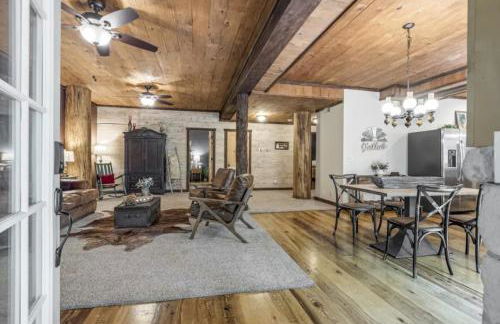 The Log Palace Private Guest Suite 2 Bedroom Cabin by RedAwning - Foto 6