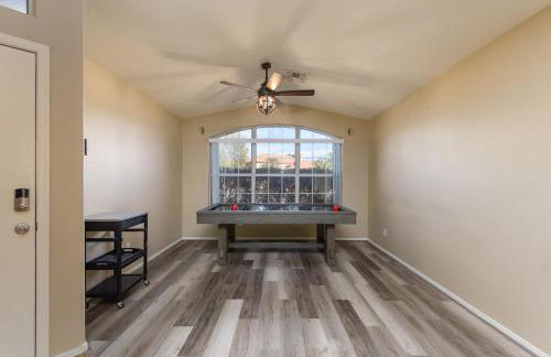Luxe Desert-Chic 3BR with Heated Pool, Spa, and Grill - Foto 14
