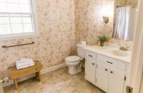 ~ The Cozy Farmhouse ~ | Sleeps 10+ | Farm Views - Foto 53